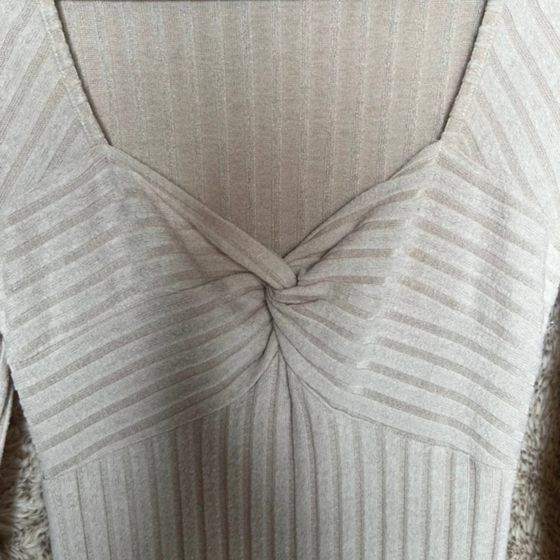 Beige ribbad långklänning med slits - 1