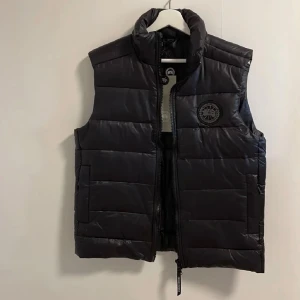 Canada Goose Väst - Säljer min helt oanvända Canada Goose väst som är i nyskick. Etiketten sitter kvar och jag säljer den för den var för stor för mig. Svart i storlek S. Påse och originalförpackning medföljer. Pris kan diskuteras vid snabb affär.