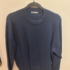 Blå stickad tröja från Zara - Blå stickad tröja från Zara som är använd max 10 gånger. Väldigt fint skick. Nypris 500kr mitt pris 140kr. Tveka inte på att höra av er vid frågor eller prisförslag!