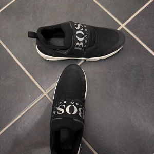 Svarta sneakers från Hugo Boss - Säljer ett par svarta sneakers från Hugo Boss. Använd ett fåtal gånger bara