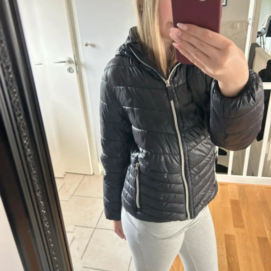 Svart pufferjacka med huva - 2