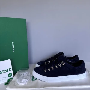 Diemme skor - Säljer nu dessa mörkblå sneakers från Diemme. Storlek: 42 | Skick: 9,5/10 | Perfekta för dig som vill ha något stilrent men ändå sticker ut. Kommer med extra vita skosnören och dustbag.