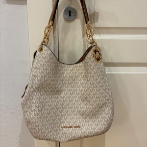 Michael kors väska - Jag säljer min jätte fina Michael kors väska. Den är i väldigt bra skick men använd. Jag köpte väskan den här sommaren. Det finns kvitto så den är riktig. Om ni har några frågor, tveka inte skriv till mig.