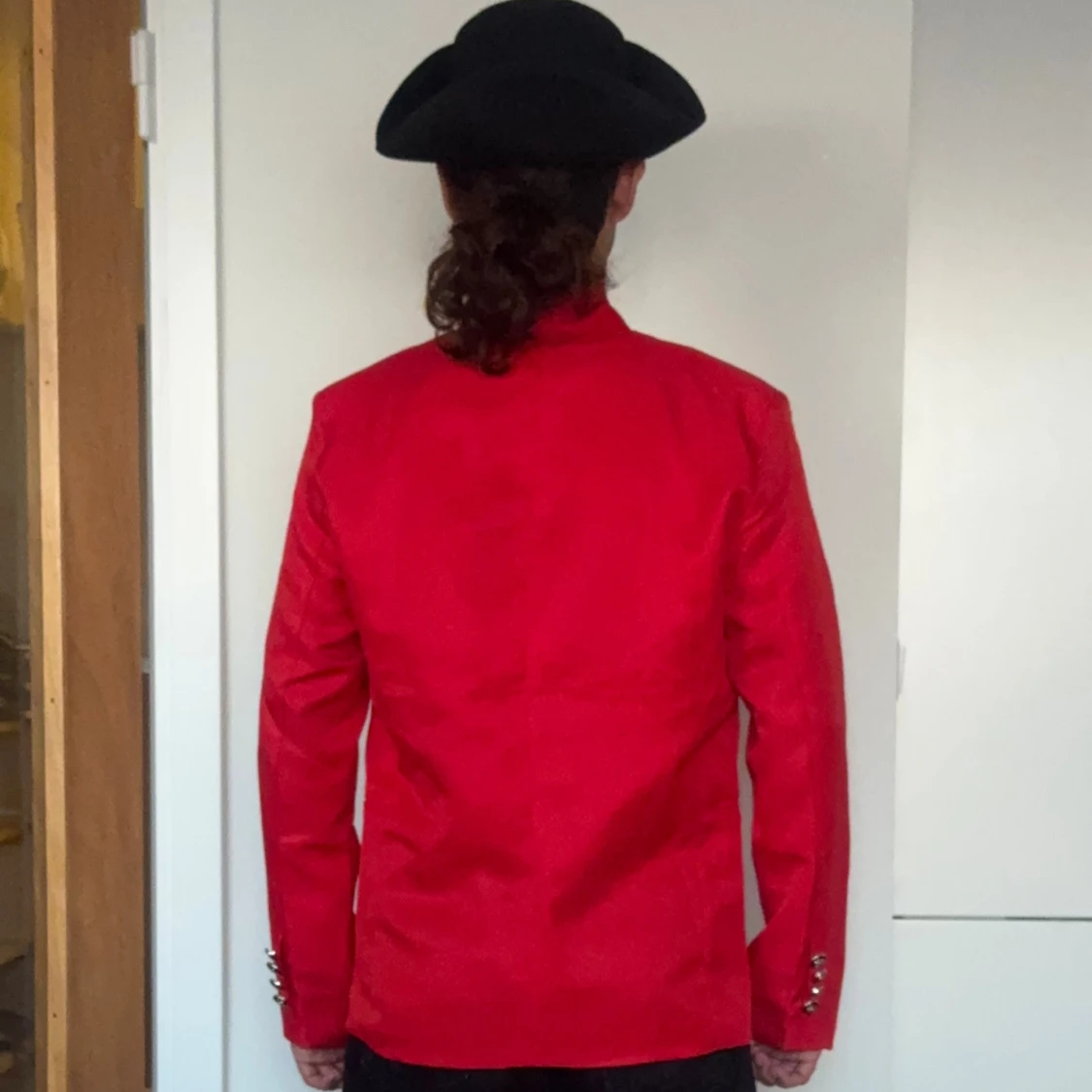 Röd skepparkavaj med dekorativa knappar - 4