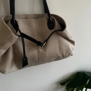 Mindre handväska - Fin beige handväska / axelväska, rymlig men tar ej mycket plats!