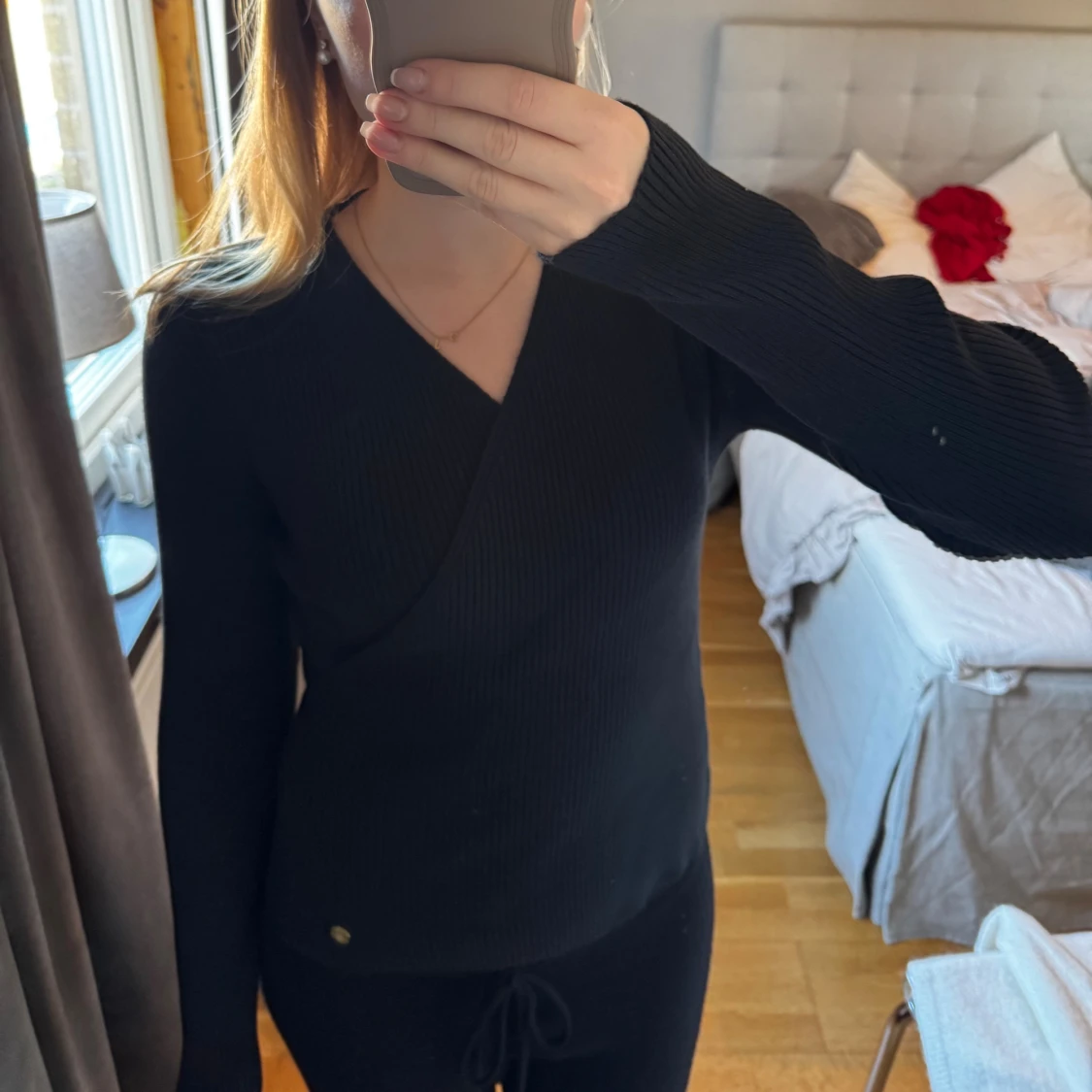 Svart omlottstickad tröja - 1