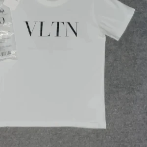 Vit VLTN t-shirt  - Säljer en vit valentino T-shirt i storlek S för 499 men kan gö 399 på snabbköp😁. Är även fri frakt i en hel vecka 