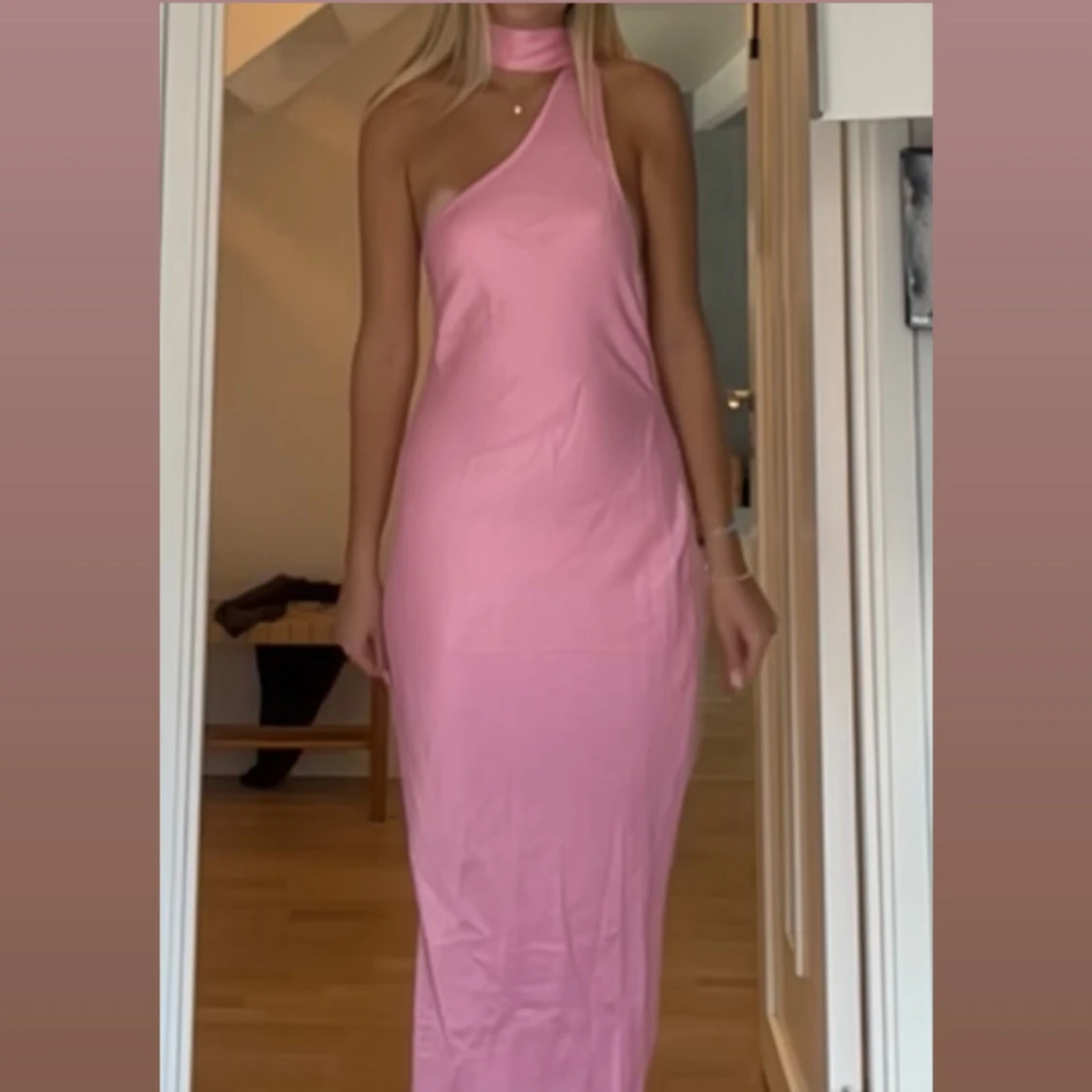 Rosa långklänning med öppen rygg