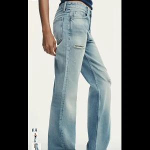 Straight  jeans med slitningar - Snygga ljusblå jeans från Zara med breda ben och slitna detaljer vid knä och lår. Mid-rise och superfina! Skriv för fler frågor 💝