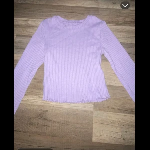 Ljuslila ribbad långärmad topp - En söt ljuslila topp med långa ärmar, köpt på HM . 