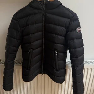 Colmar jacka - Supersnygg jacka från Colmar, storleken är 42 men den är inte svensk så passar mig som har XS/S🩷Den är i den nättare modellen och sitter superfint slimad. Jag köpte den förra året som vinterjacka och den har funkat bra, men kanske inte riktigt till de allra kallaste dagarna då den är lite nättare. Jag har inte använt den supermycket så skicket är superbra och inga defekter. Nypris är ca. 6000, mitt pris går att diskutera, bara att skriva vid frågor eller vad som helst💕