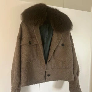 Meotine jacka - Meotine jacka i storlek XS/S. Lite nopprig men inget som syns jättetydligt, men därav priset. 🖤🖤