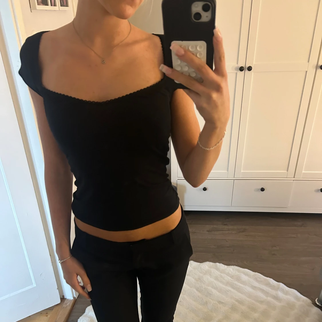 Svart croppad topp med fyrkantig hals - 1