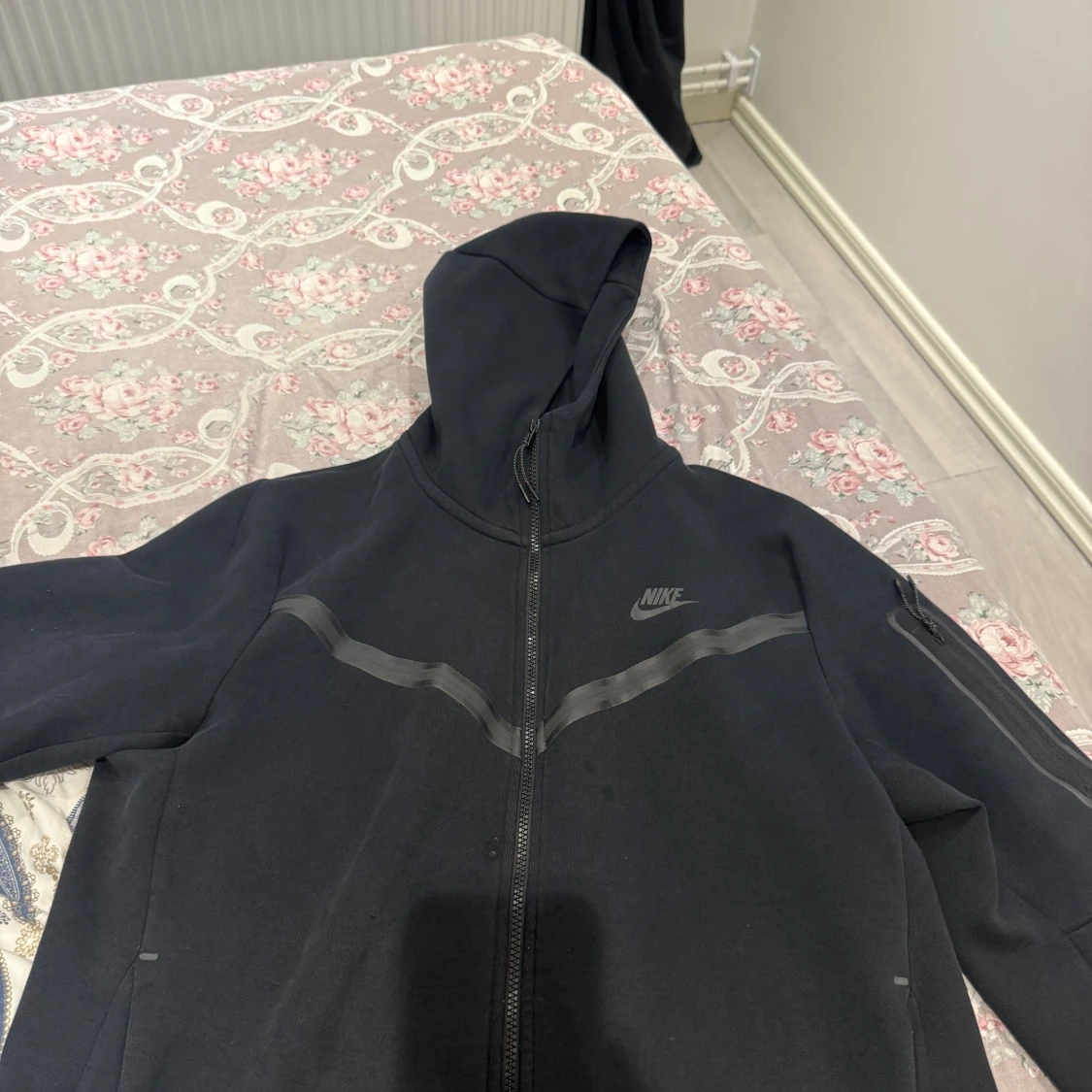 Svart Nike hoodie med dragkedja L