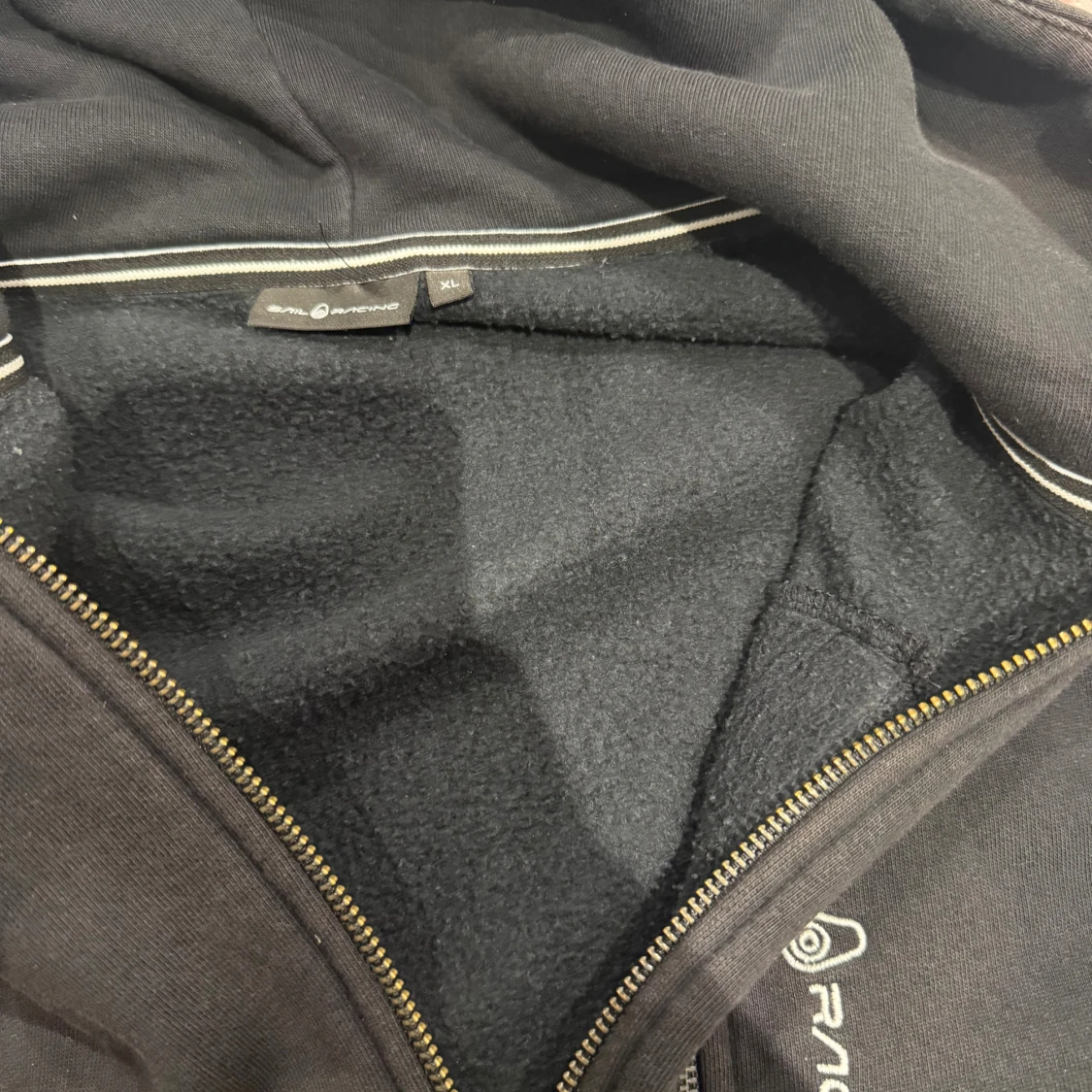 Svart hoodie från Sail Racing XL - 1