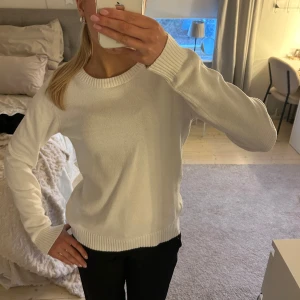 Vit stickad tröja - Från Vila, storlek Xs!