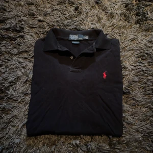 Polo Ralph Lauren Piké Svart - Polo Ralph Lauren Piké  | Svart | STILIG | Skick: 9,5/10 | Storlek: M | Pris: 349 SEK | Frakt: Postnord + Instabox + Bring | Skriv vid minsta fråga eller funderingar 📩 PRISET ÄR INTE FAST