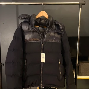 Ralph Lauren vinterjacka  - Tjena! 👋 säljer nu denna riktigt snygga Ralph Lauren jacka. Jackan säljs inte längre, va en limitied edition. Finns inte många jackor av denna modell som är i såhär fint skick. Storlek M, först till kvarn! Vid frågor eller minsta lilla funderingar är det bara att höra av sig!