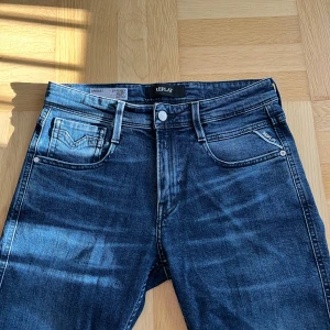 Replay Anbass - Nya - Helt nya och oanvända Replay jeans i modellen anbass och färgen blå/mörkblå. Storlek är W29/L30 och vid frågor eller funderingar är det bara att höra av  sig!
