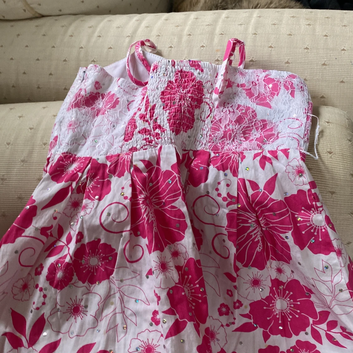 Rosa blommig kortklänning med spets - 1