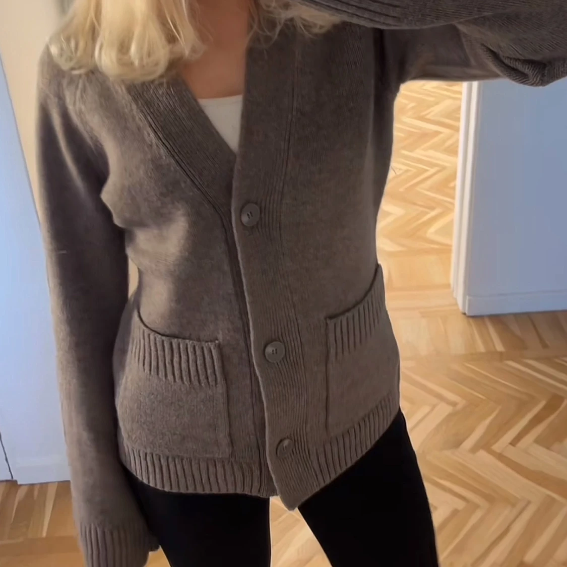 Brun kofta med fickor och knappar