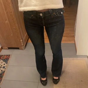 Low waist True Religion Jeans - Säljer mina true religion jeans eftersom de är lite för stora för mig.                                            Modellen heter Joey flare och är färgen är mörkblå. Jag köpte jeansen från Tara för ca ett halvår sen och de är i fortfarande i bra skick💕. De har lite slitnad längst ner vid hälarna (se bild 2 & 3), utöver det är de så gott som nya.  Nypris: 1300kr                                                                           Midjemått (tvärs över): 38cm              Innerbenslängd: 83cm