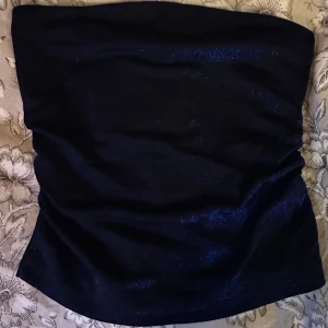 Blå glittrig tubtopp från Bershka - Snygg blåglittrig tubtopp från Bershka i storlek L.