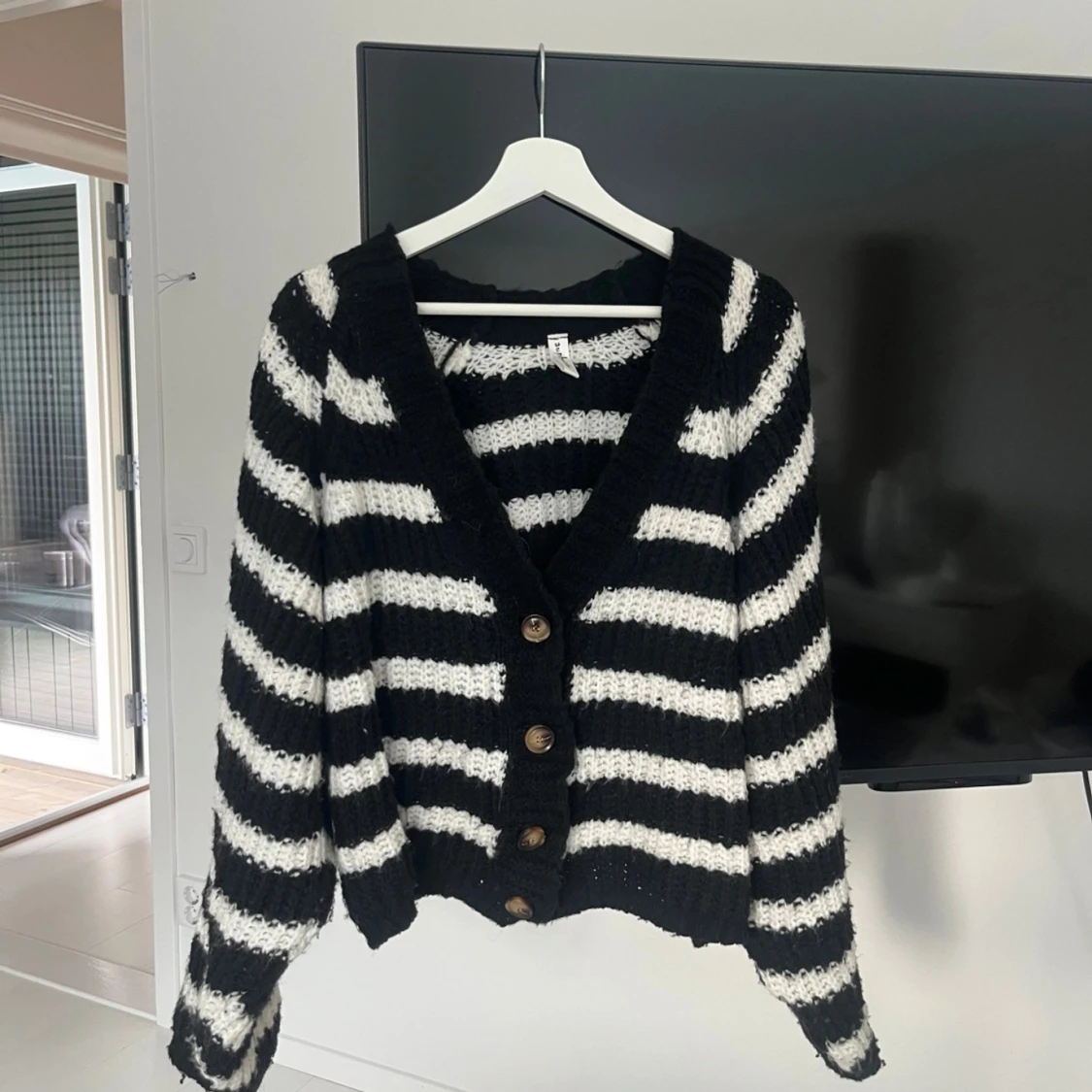 Stickad kofta randig