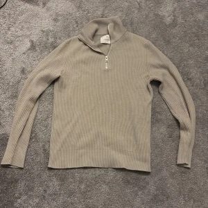 Beige ribbad half zip från Jack & Jones - Tja Säljer en beige ribbstickad tröja från Jack & Jones i storlek XS. Säljer den pga av att den e för liten 