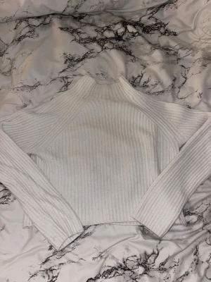 Stickad Tröja - Stickad tröja i vit, med lite krage från Monki. Knappast använd.
