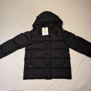 Moncler Maya  - Moncler Maya puffer jacket. Den är helt oanvänd och är storlek 3/L. Anledningen jag säljer den är för att den ej passade mig. 
