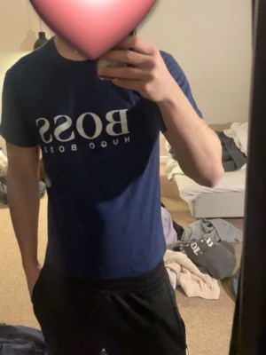 Blå Hugo Boss t-shirt med logga - Tre-pack HugoBoss tshirts, vit, mörkblå, svart. Otroligt snygga, osäker på om denna modellen fortfarande säljs, dessa är nästan så bra som nya, inga fläckar eller svett-ringar. Det går att bara köpa en men säljer helst alla på en gång då de inte passar mig längre.