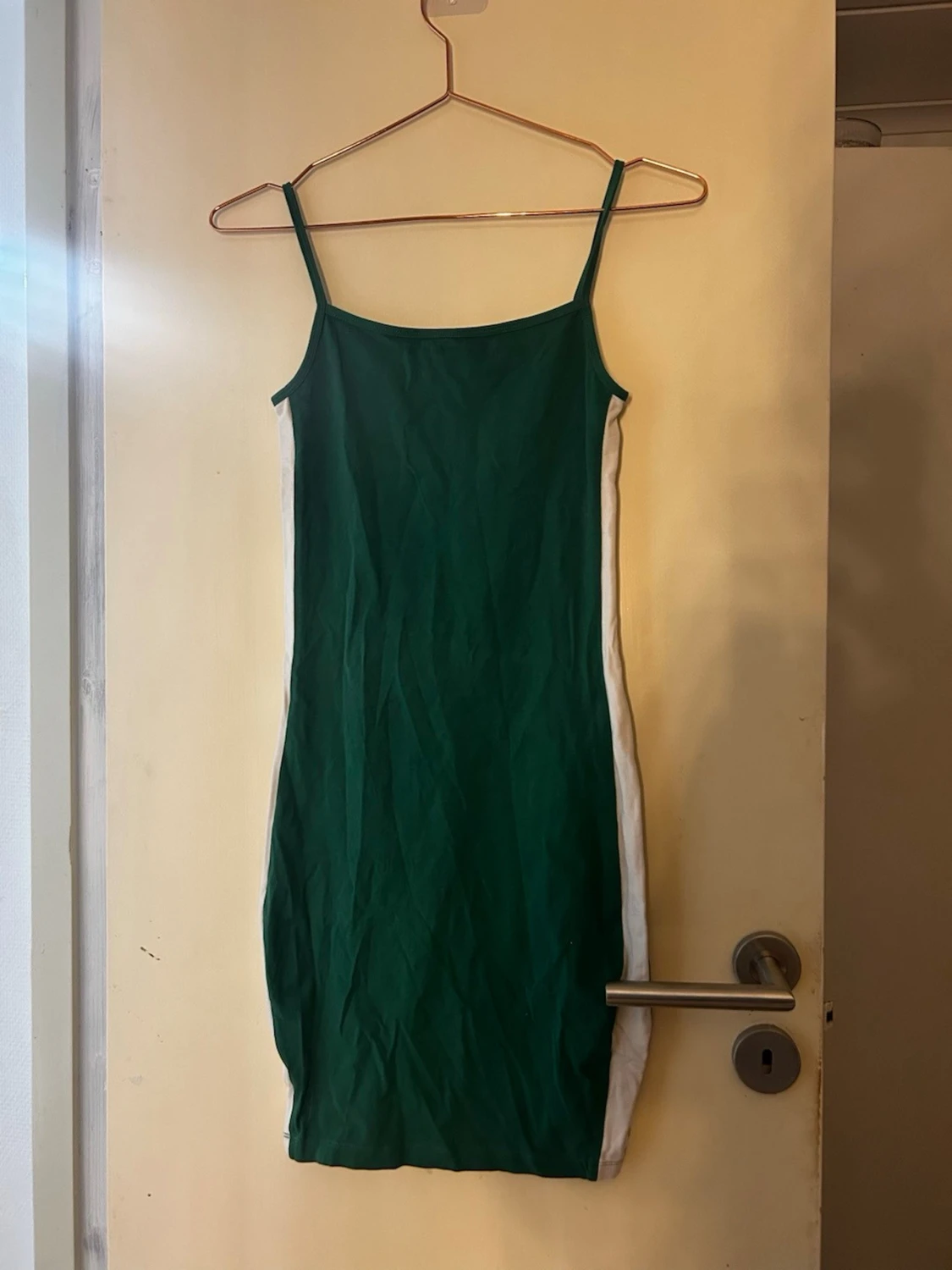 Grön och vit tight klänning