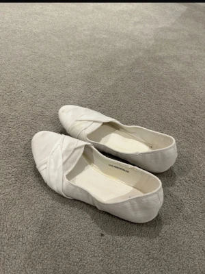 Vita ballerinaskor  - Ballerina skot med med omlottdetalj, knappt använda 