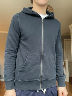 Jack & Jones hoodie – storlek S   - Mörkblå hoodie med dragkedja från Jack & Jones. Perfekt basic-plagg som passar till allt. Skön passform och perfekt för vardag och chill outfits.    Skick: Bra skick, normalt använd.   Storlek: S   Färg: Mörkblå    Pris: 179 kr  
