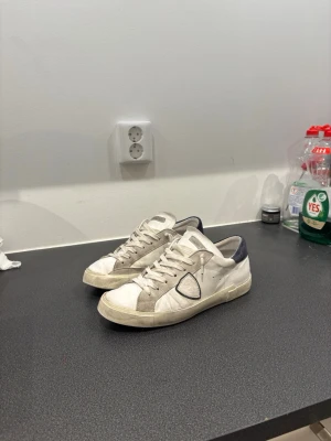 Philipe Model skor - Sköna goa skor rakt ifrån italiens fina affärer, de finns ett fåtal defekter, kontakta mig för att veta de! Storleken är 43 och allt og finns.