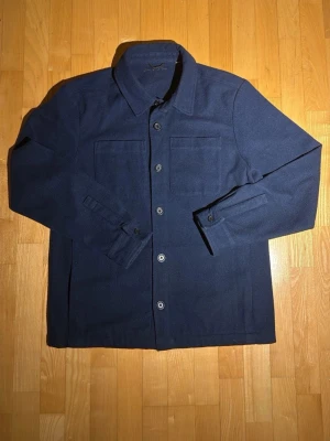 Donce de la sense overshirt - Overshirt från donce de la sense. Skick 9,5/10 inprincip helt ny, inga defekter! Säljer pga för stor! Bara höra av er! 