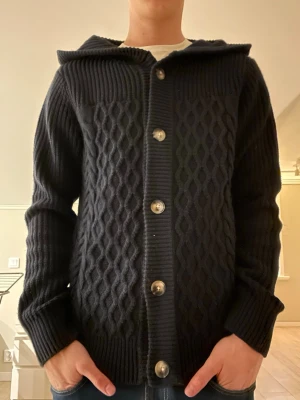 Pier one cardigan - Säljer min pier one cardigan i storlek M! Den är bara använd enstaka en gång och är alltså i nyskick! Mitt pris 349kr men det går att förhandla vid en snabb och smidig affär!
