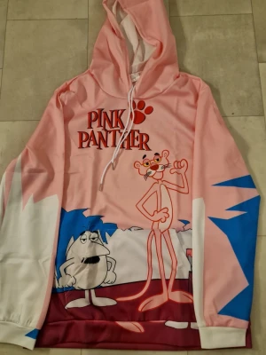 Rosa hoodie - Rosa hoodie med tryck av Rosa Pantern och Inspektör Clouseau. Polyester.