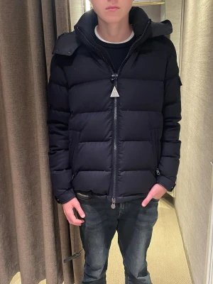Moncler montgrenve - Säljer nu min mörk blåa moncler montgrenve jacka. Köpt på nk i göteborg för 24k kvitto box och allt finns för det skriv i dm. 
