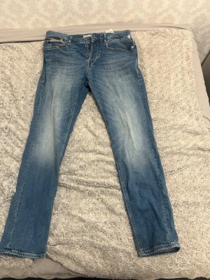 Jack & Jones Tapered Mike jeans  - Jack & Jones Tapered Mike jeans. 33/32. Mycket bra skick 