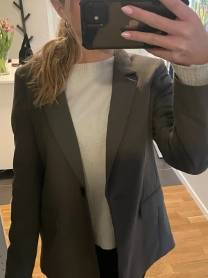 Oversized grå kavaj med knappar - Snygg oversized grå kavaj med tre knappar vid ärmslutet. Från HM! Nästan som ny!