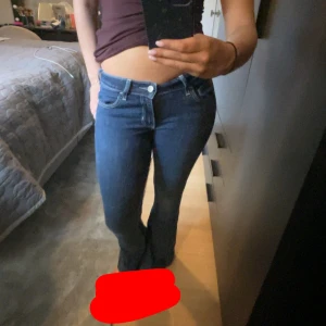 Blå low-rise flare jeans Hollister - Skit snygga hollister jeans🤗är uppsydda av skräddare, små missfärgningar på några ställen. Även ett litet hål mellan benen(se sista sida) men går nog lätt att laga🥰Nu är de mer som w25/26/30(passar nån på ca 160 cm). Nypris ca 650kr