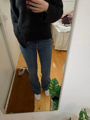 Gina bootcut jeans - Ett par blåa bootcut jeans från Gina tricot, står low waist men de sitter som midwaist på mig, använda en gång!