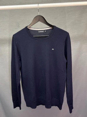 J Lindeberg tröja - Säljer dennna sjukt snygga och sköna j Lindeberg tröja! Size M men sitter som S! Modellen är 180cm. Inga defekter på tröjan! Hör av dig vid minsta fundering! Mvh 🙌🤝