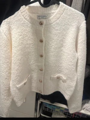 Vit kofta - Superfin vit tröja med knappar💕