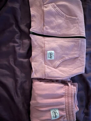 Rosa mjukisset från Frank Dandy - Säljer ett set från Frank Dandy med dragkedja framtill och två stora fickor. Mjuk och skön bomullsblandning, perfekt för chill dagar.