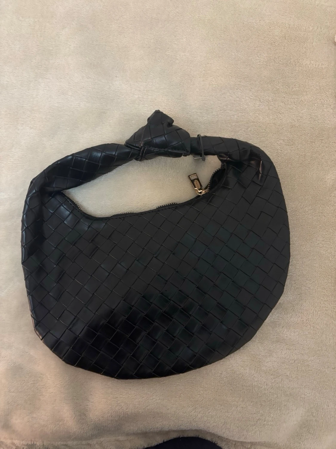 Svart flätad handväska med knut - 1