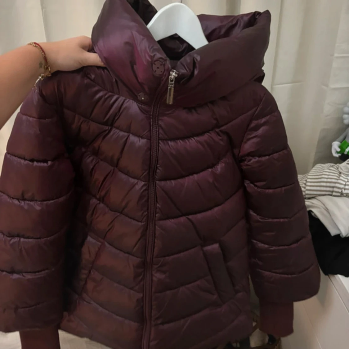 Tatuum vinröd pufferjacka med hög krage - 1