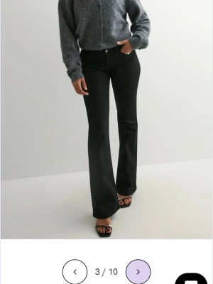 Svarta bootcut jeans - Säljer dessa svarta low waist bootcut jeans från Nelly i storlek 36. Säljer för 450 kr när de säljs för 700 kr. De är nästan helt oanvända och därför inga defekter på dom❣️❣️